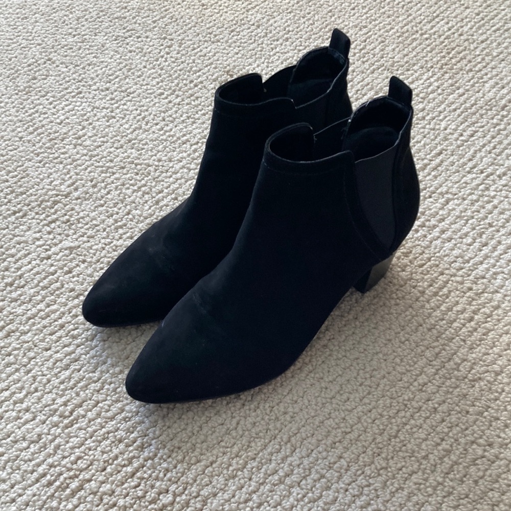 Unisa Black Suede Style Ankle Boots Booties Quilted Elastic Heel Size 8 Like New